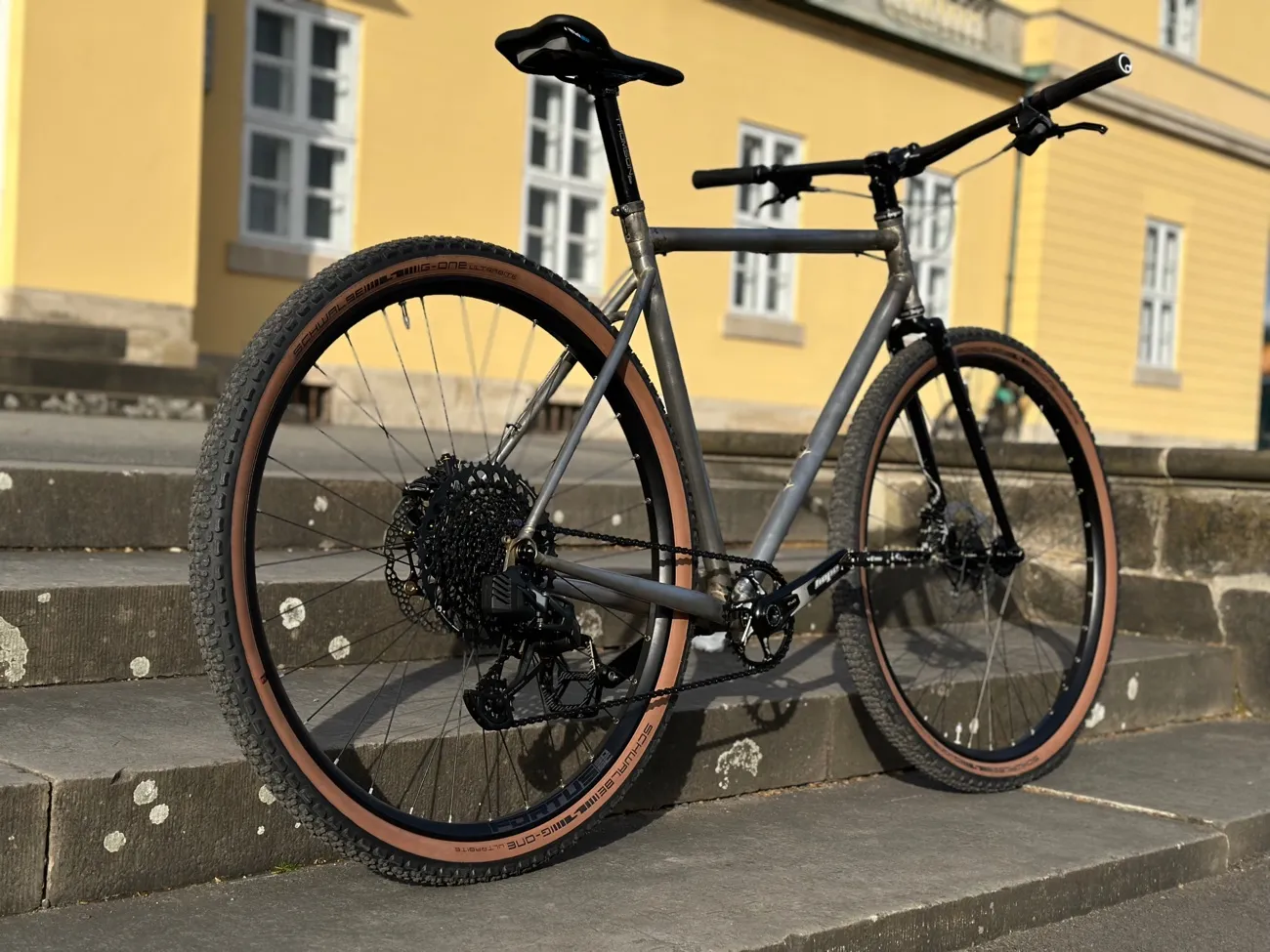 Gravelbike vor dem Herrenhäuser Gebäude in Hannover