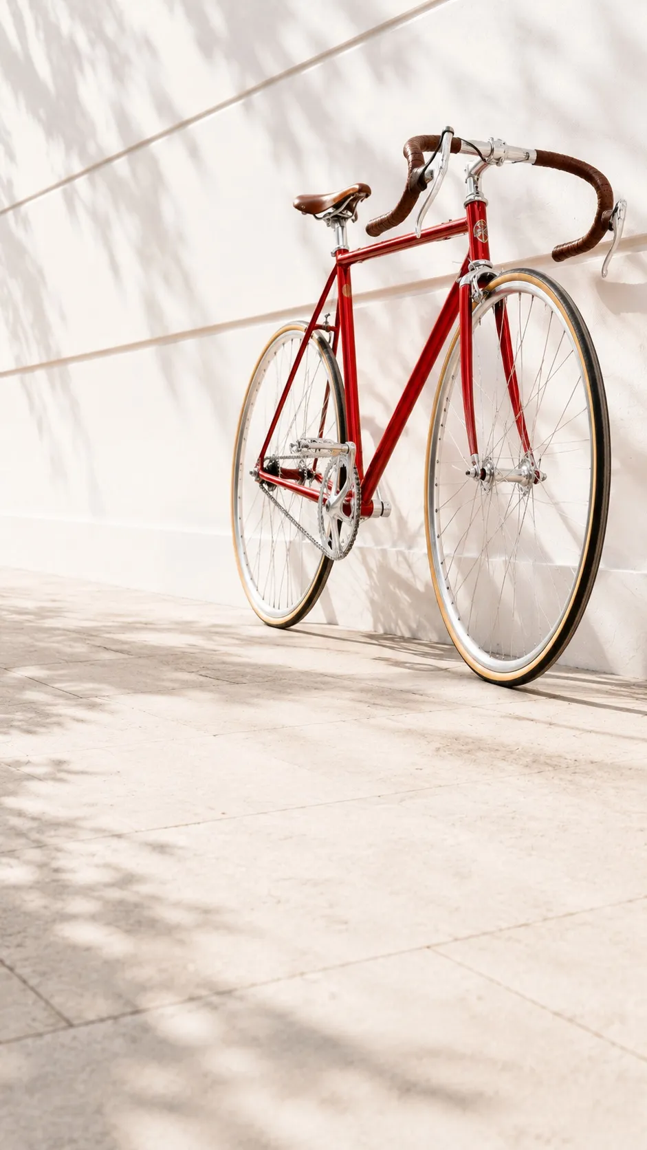 Rotes Rennrad an einer hellen Wand