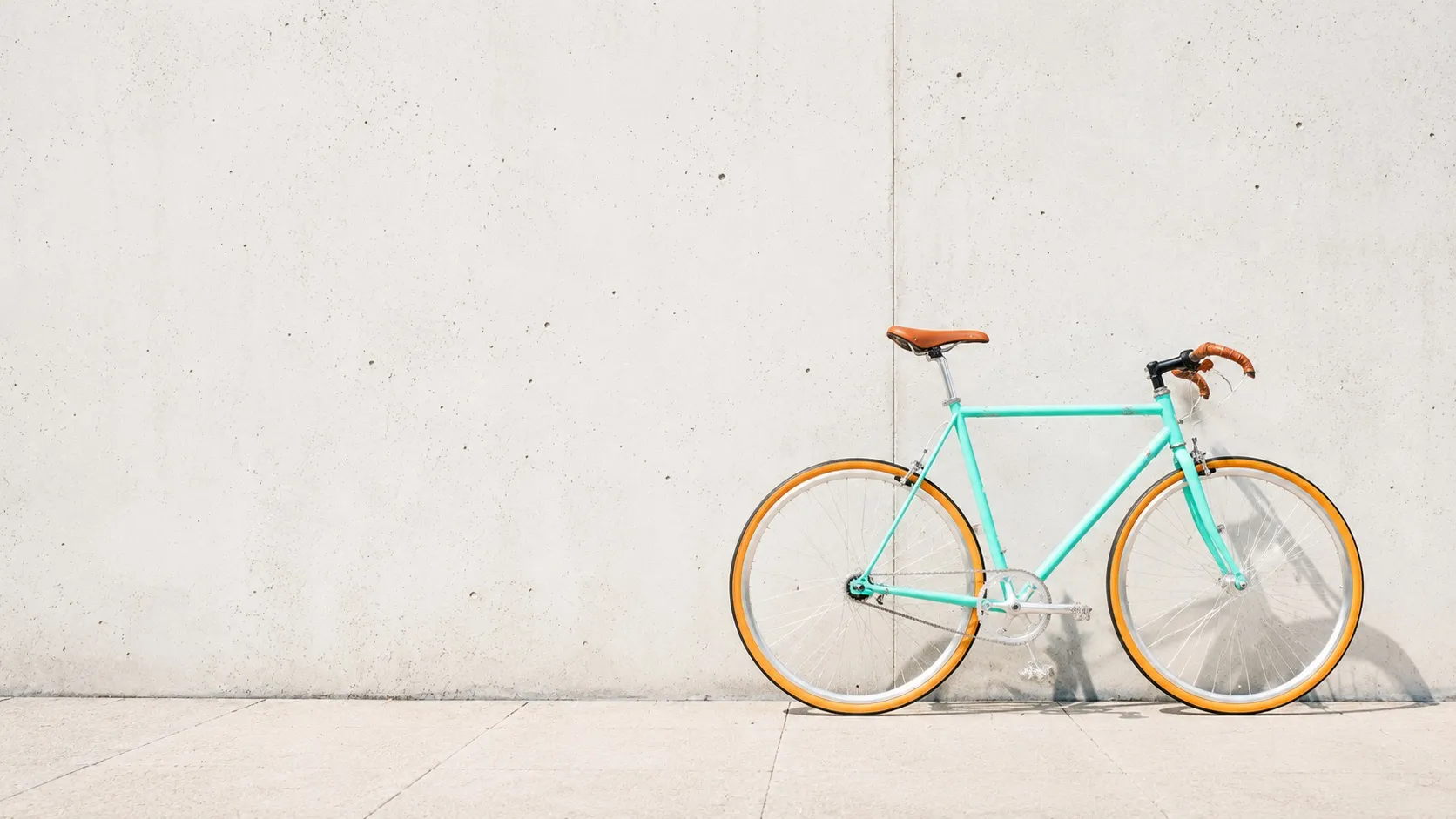 Fahrrad an einer weißen Wand